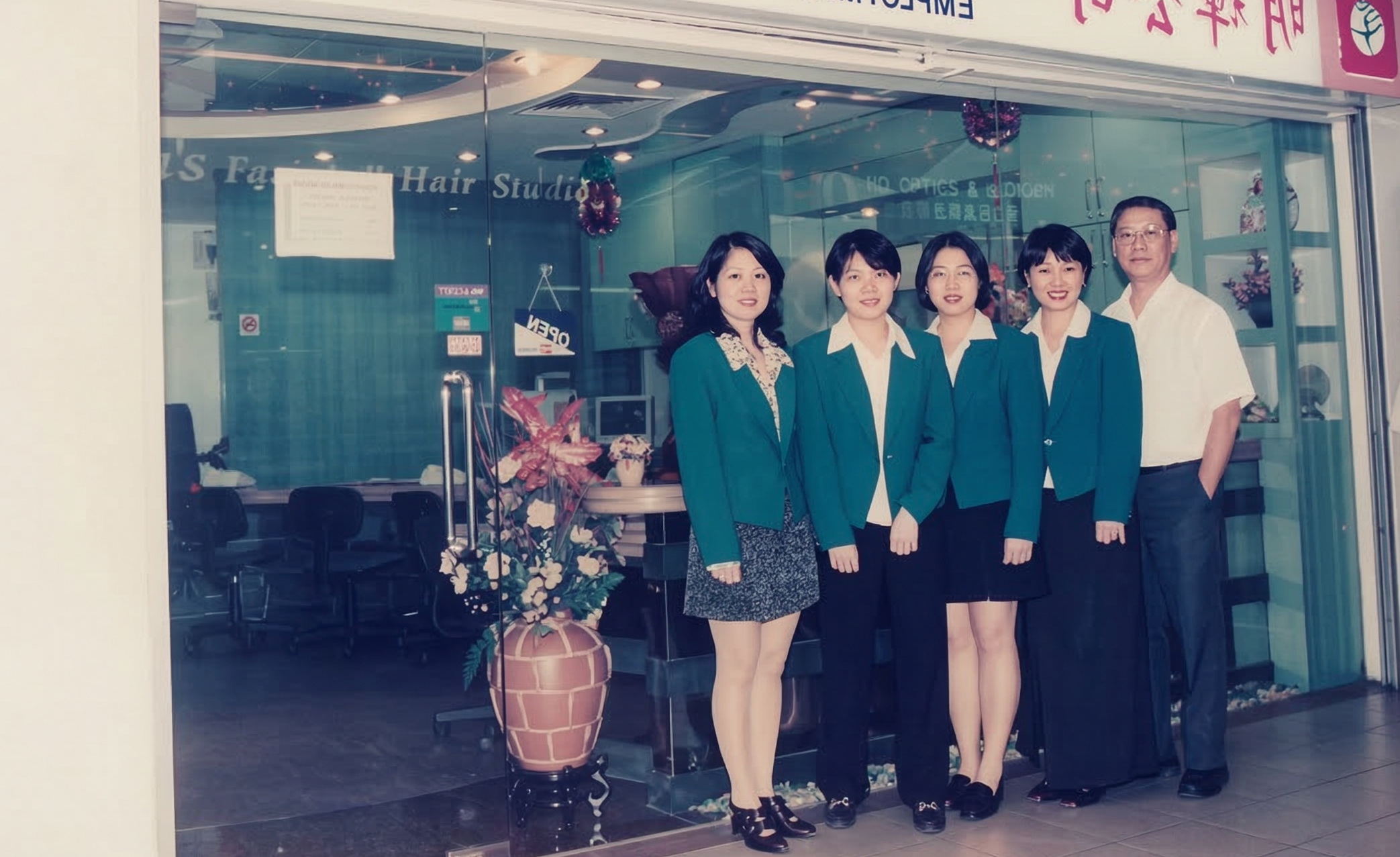 Ming Hwee Resources Employment Agency — the original office and team